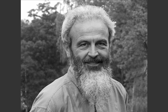 Schwarz-weiß Porträt von Prof. Dutter im Freien.