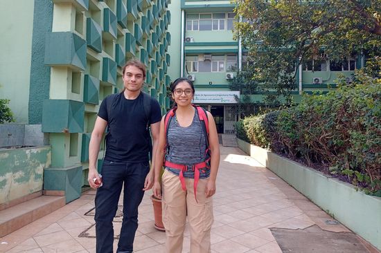 zwei Personen stehend, Außenaufnahme