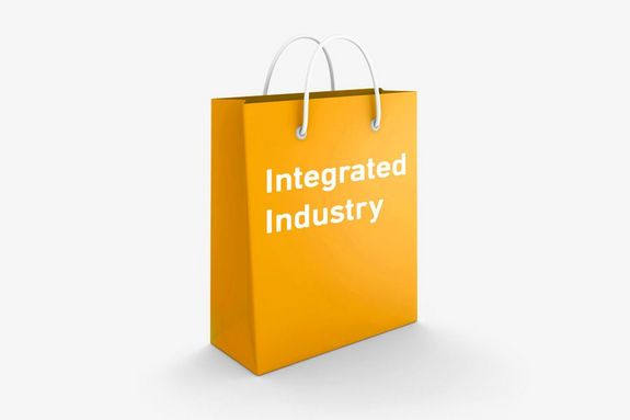 Orangenes Sackerl mit der Aufschrift "Integrated Industry"