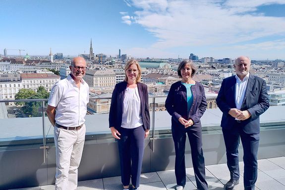 Gruppenfoto auf der Terrasse des Suchergebnisse Webergebnisse  Plus-Energie-Bürohochhaus