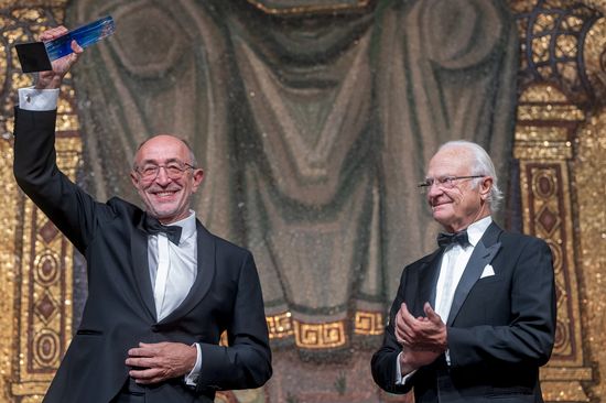 Günter Blöschl presenting his trophy, the king applauding