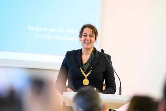 Begrüßung durch Vizerektorin Jasmin Gründling-Riener - Portraitfoto 