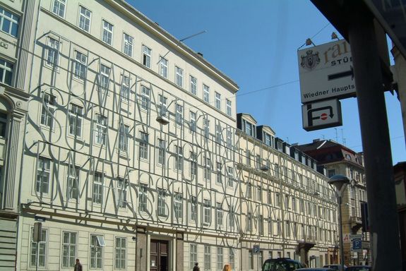 Front view2 Favoritenstrasse by day