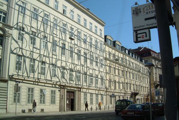 Favoritenstraße Frontansicht Das Gebäude von außen. Es sind fünf Stockwerke zu sehen, der Eingang ist mittig platziert.