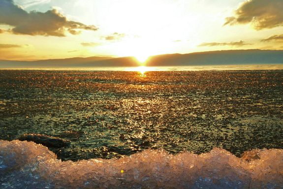Fluss mit Eis