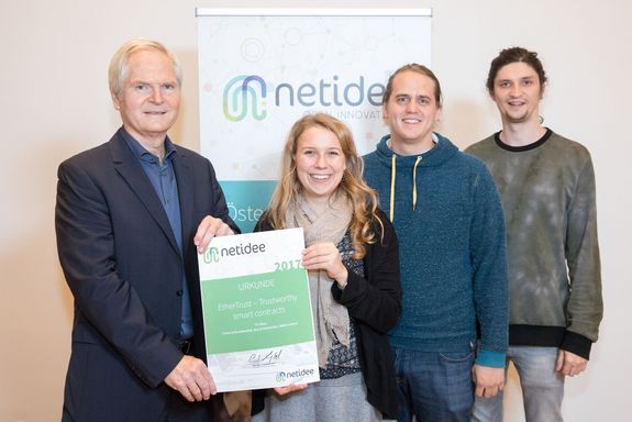 Ernst Langmantel, Vorstand der Internet Foundation Austria, die TUW-PhD-Studierenden und UniversitätsassistentInnen Clara Schneidewind, Ilya Grishchenko und Niklas Grimm (v.l.n.r.)