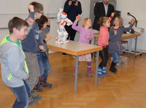 Die Fakultät für Informatik stellte ihre Labors für diese Semesterferienwoche zur Verfügung. Die Fakultät für Informatik stellte ihre Labors für diese Semesterferienwoche zur Verfügung.