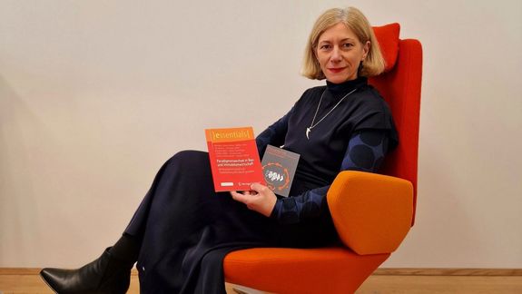 Iva Kovacic präsentiert das neu erschienene Buch