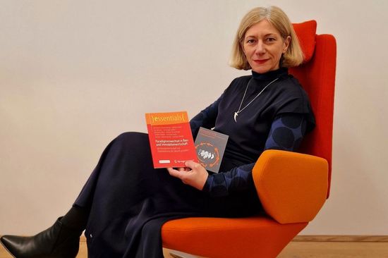 Iva Kovacic präsentiert das neu erschienene Buch