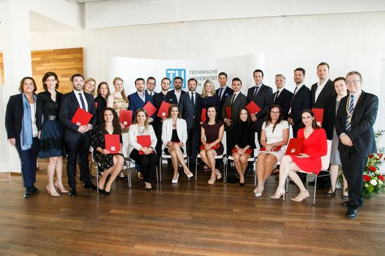 Picture Graduation ceremony of the „Real Estate Management & Valuation“ Programme