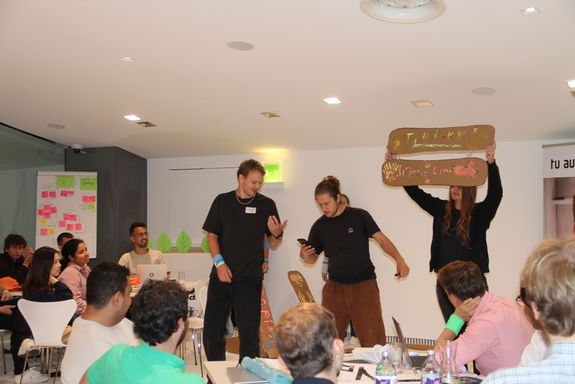 Menschen sitzend von hinten, Menschen stehend Präsentation