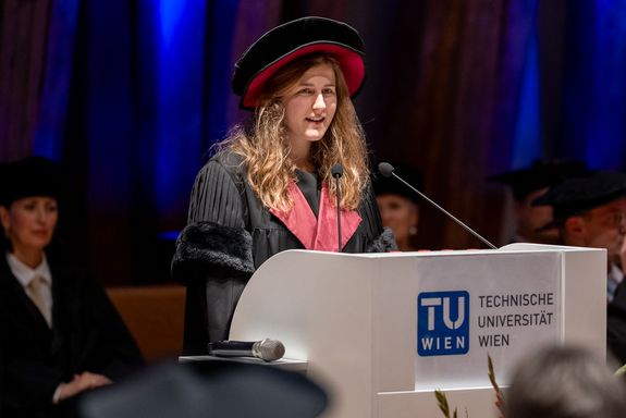 Pia-Marie Graves steht vor einem Pult und hält eine Rede