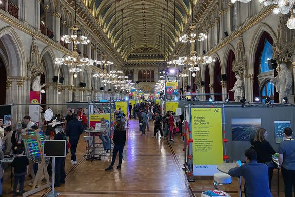 Das Rathaus mit den Mitmachstationen. 
