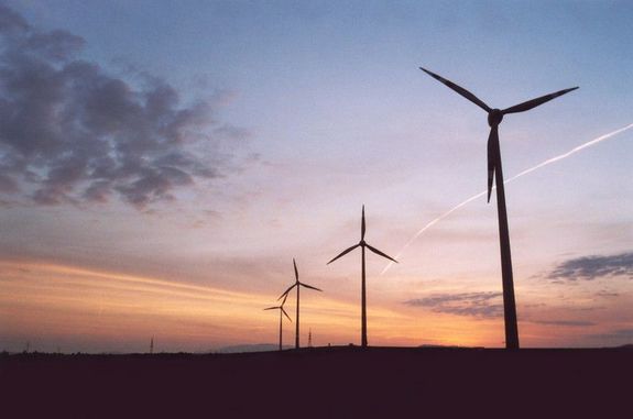 Windräder und Sonnenuntergang