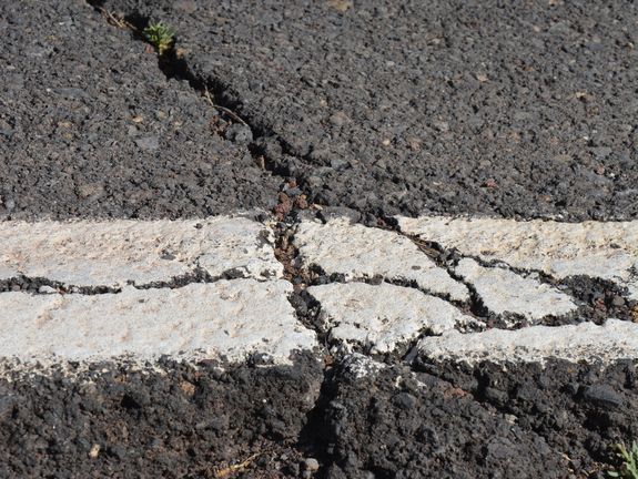 Typische Asphalt-Schäden auf der Straße Typische Asphalt-Schäden auf der Straße