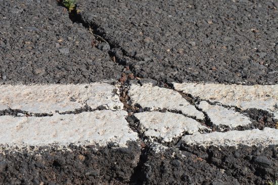 Typische Asphalt-Schäden auf der Straße