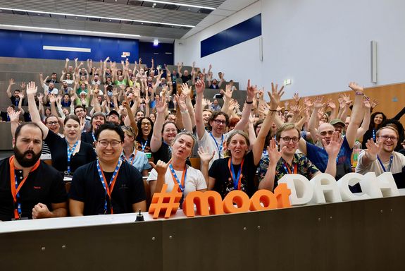 Hörsaal Gruppe Menschen sitzend jubelnd