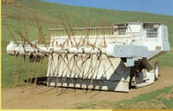 Abb. 1: aardwark: Das Gerät dient der Minensäuberung und funktioniert nach dem Prinzip eines Dreschflegels. An das Gerät ist eine Kette montiert sowie an beiden Enden Hämmer, durch deren Schläge Minen an die Oberfläche befördert werden. Die Geräte können allerdings nur in ausgewählten Gebieten eingesetzt werden, da sie nicht für den Einsatz in felsigen oder unebenen Gebieten geeignet sind.