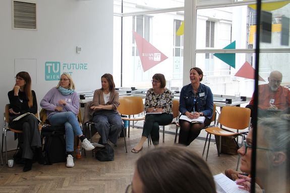 Vizerektorinnen Gründling-Riener und Koch sowie weitere Leitungen der Arbeitsgruppen sitzen im Sesselkreis