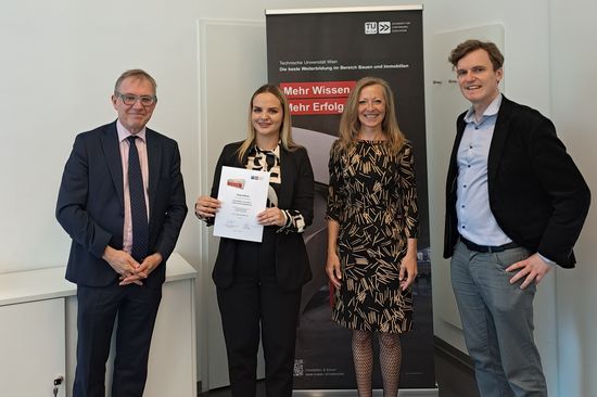 Kurier Stipendiatin 2025 Anita Miljkovics (mit Lehrgangsleitger Prof. Dr. Bob Martens, Maria Dreschl vom Kurier und Program Manager Mag. Gerald Franz Prucher 