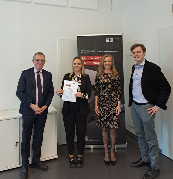 Kurier 2025 scholarship holder Anita Miljkovics with course director Prof. Dr. Bob Martens, Maria Dreschl from Kurier and Program Manager Gerald Franz Prucher
