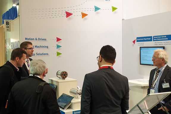 Prof. Manfred Schrödl (re.) und Markus Hutterer (2. Von Li.) im Gespräch mit Interessenten