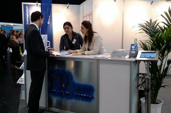 Die Mitarbeiter_innen des TU Career Centers finden Sie am Stand 421. 