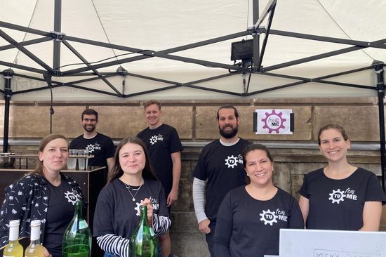 [Translate to English:] Gruppe hinter der Bar