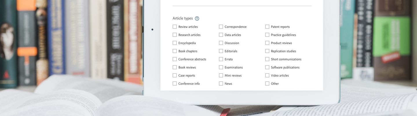 Tablet mit mehreren Büchern