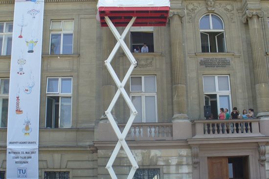 Beanspruchungsmessungen an einem Präparat mit Implantat © Georg Reinisch