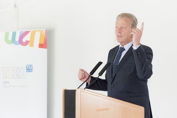 Minister Reinhold Mitterlehner beim Projektstart des Vienna Scientific Clusters 3 Minister Reinhold Mitterlehner beim Projektstart des Vienna Scientific Clusters 3