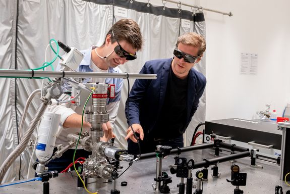 zwei Personen beim Experiment