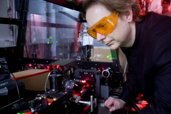 Jörg Schmiedmayer mit Laserbrille im Labor