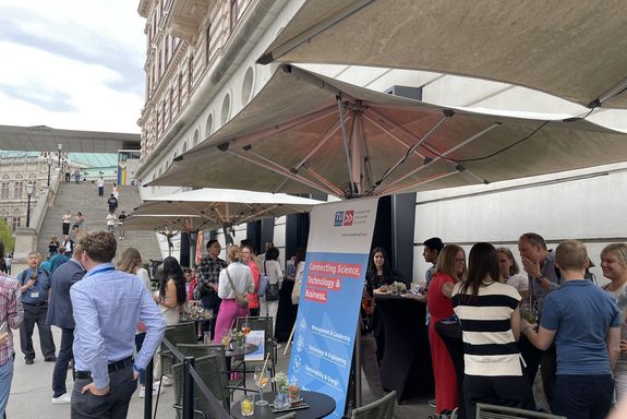 [Translate to English:] Gäste bei der Filmbar Albertina