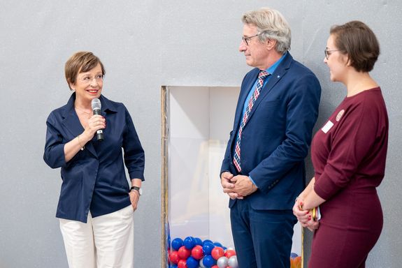 Eröffnungsworte von Doris Schmidauer, danaeben Vizerektor Matyas und Projektleiterin Nicole Moneta