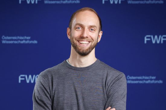 ECR-Grant winner Gerben Oling infront of a FWF-Wall.