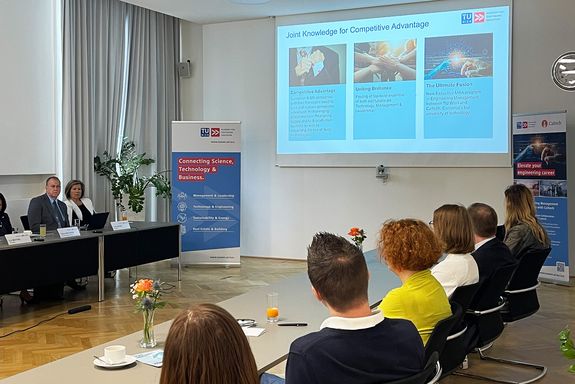 Personen schauen auf Präsentation.