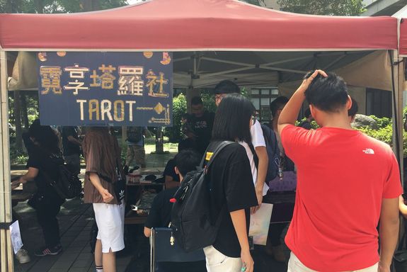 Stand im Uni-Campus, Studierende