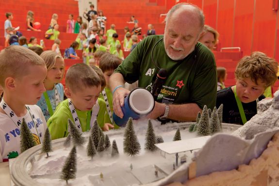 Dekan Gerald Badurek beim Versuch mit flüssigem Stickstoff (KinderuniTechnik 2012). Dekan Gerald Badurek beim Versuch mit flüssigem Stickstoff (KinderuniTechnik 2012).