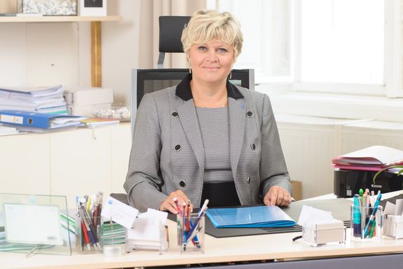Rektorin Sabine Seidler Portrait photo of Rector Sabine Seidler at her desk
