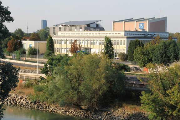 Blick über den Donaukanal auf das Gelände des Atominstituts, im Hintergrund der Donauturm und der DC-Tower.