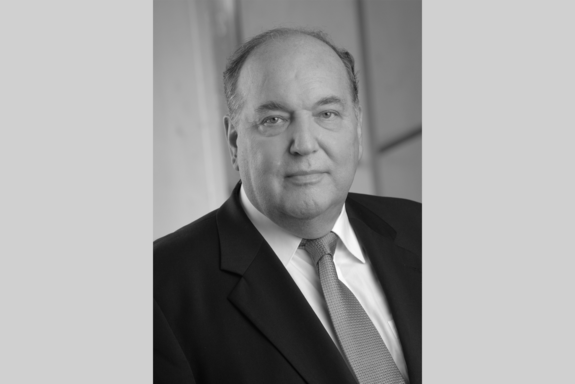 Porträtfoto von Altrektor Peter Skalicky in schwarz-weiß