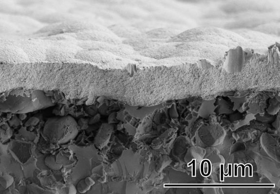Durchgängige Metallisierung auf poröser Oberfläche, hergestellt durch Pulse-Plating Verfahren.
