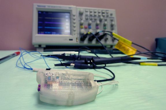 Oszilloskop, Kabel und ein kleines Gerät aus Plastik
