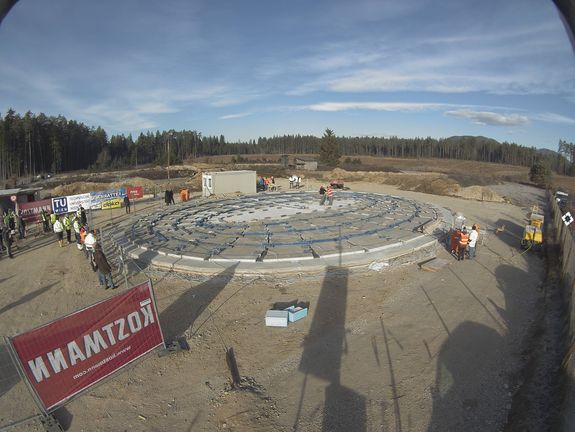 Ebene Betonplatte vor dem "Aufblasen" [1]