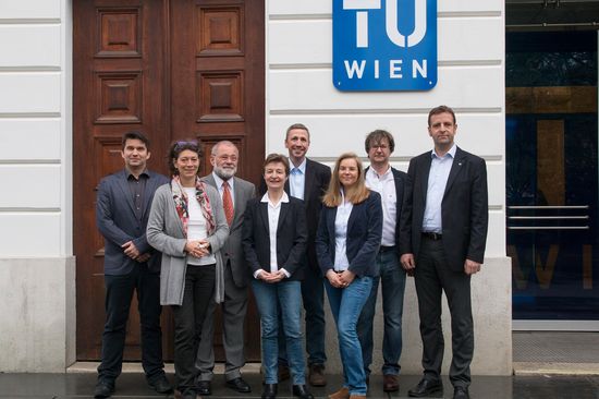 Das DigiTrans-Team: Manuel Wimmer, Brigitte Ratzer, Burkhard Kittl, Gertrude Kappel, Wolfgang Kastner, Alexandra Mazak, Christian Huemer, Detlef Gerhard (v.l.n.r)
