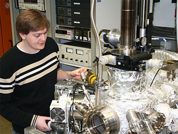 Oberflächenanalytik unter Weltraumbedingungen (Ultrahochvakuum) Oberflächenanalytik unter Weltraumbedingungen (Ultrahochvakuum)