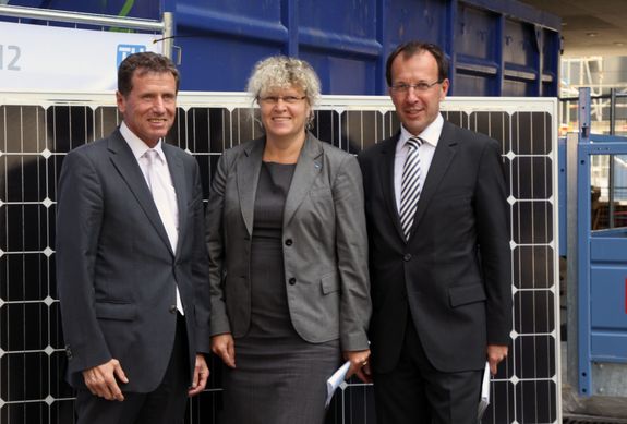 (v.l.n.r.) Bundesminister Karlheinz Töchterle, TU-Rektorin Sabine Seidler und BIG-Geschäftsführer Wolfgang Gleissner vor Solarmodulen