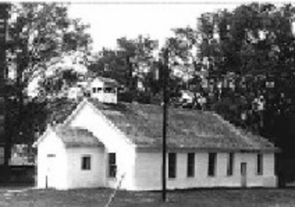 Abb.1: Bekanntester, historischer Strohballenbau in den USA, die Pilgrim Holiness-Church, 1928 in Arthur/Nebraska gebaut