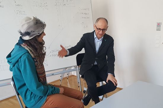 Univ.Prof. Dr. A. Mahdavi im Diskurs mit einem der Gäste in der LVA Science and the quest for knowledge